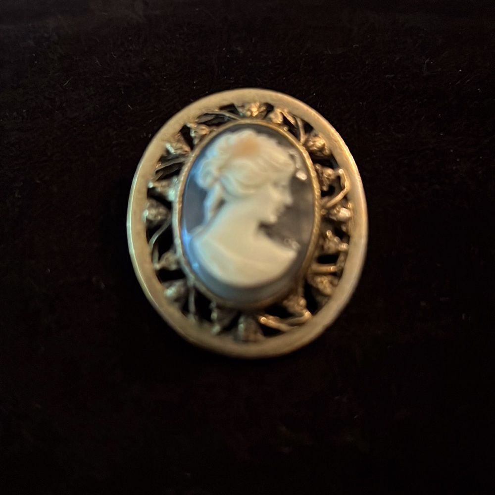 Cameo brooch vintage Victorian style